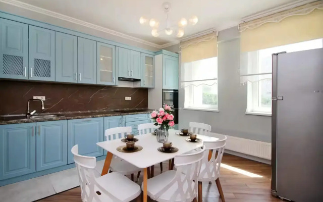 Trekhkomnatnaya V Zhk braun Vozle Trts Mega Almaty Flat