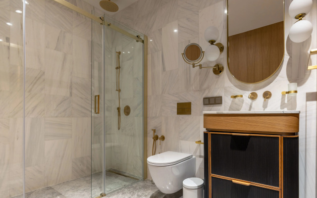 Dvukhmestnyye Marisol Amber s vidom na bassein Apartments