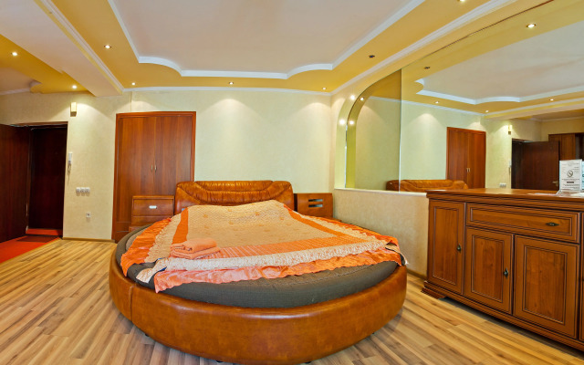 Lessor 103-105 Apartments