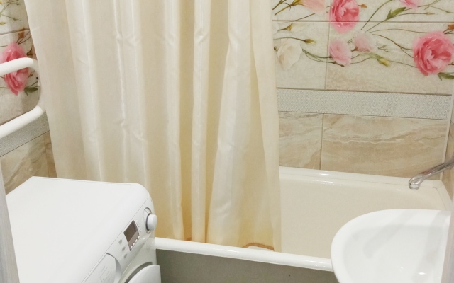 2-H Komn. Molodogvardejtsev 26 Flat