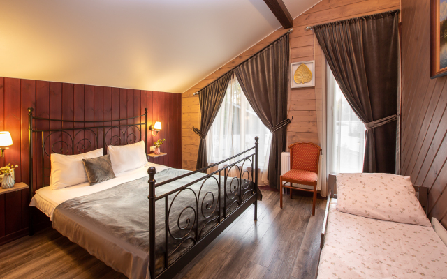 Tiffani Delyuks Guest House
