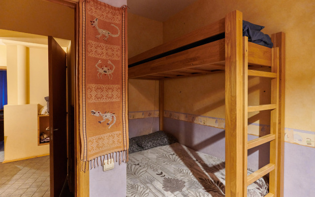 Квартира старинная мебель в лучах солнца