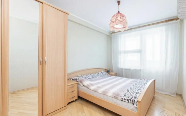 Apartments Trekhkomnatnye Na Ulitse Rafieva