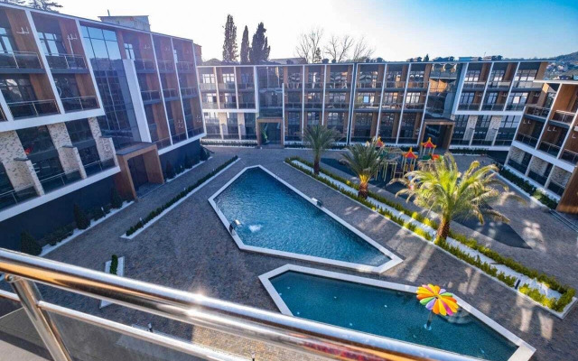 S Balkonom I Basseynom Na Territorii Apartments