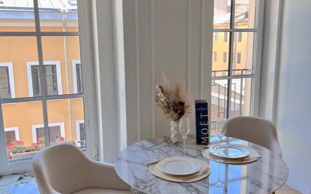 Studiya v Novom Dome s Frantsuzskimi Balkonami Flat