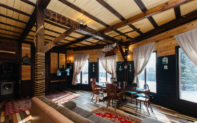 Гостевой Дом с кораблем на берегу реки