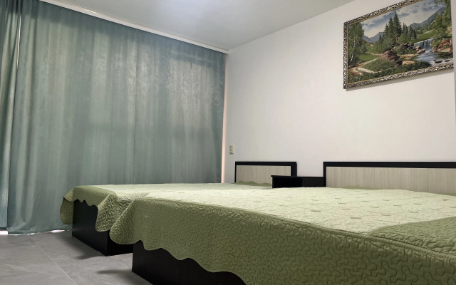 Trekhmestny Uluchshenny S Vannoy Komnatoy Apartment