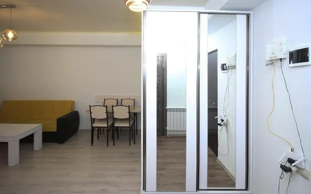 89 Tryohkomnatnaya v Serdtse Erevana Flat
