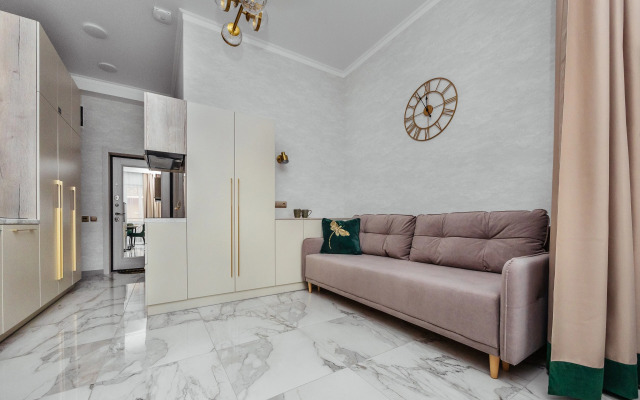 V Siriuse, studiya Flat