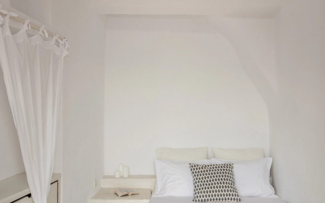 Parathira Cave Houses by Oia Villa