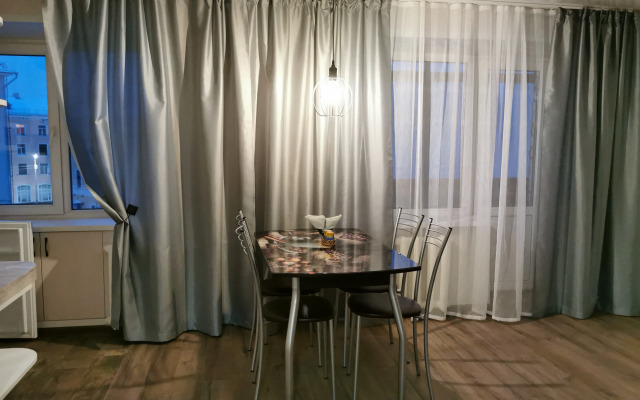 V Tsentre U Pogankinykh  I Menshikovykh Palat Flat