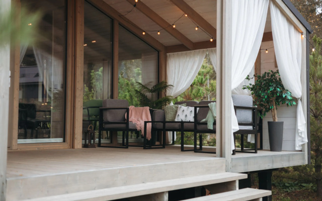 Частный дом с баней бочкой у воды и леса