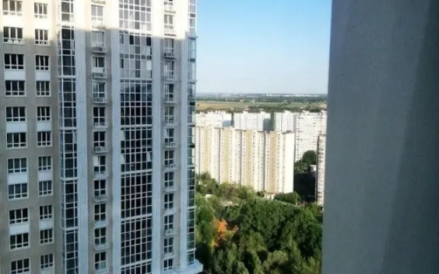 Svetlaya s dizajnerskim remontom okolo metro Apartment