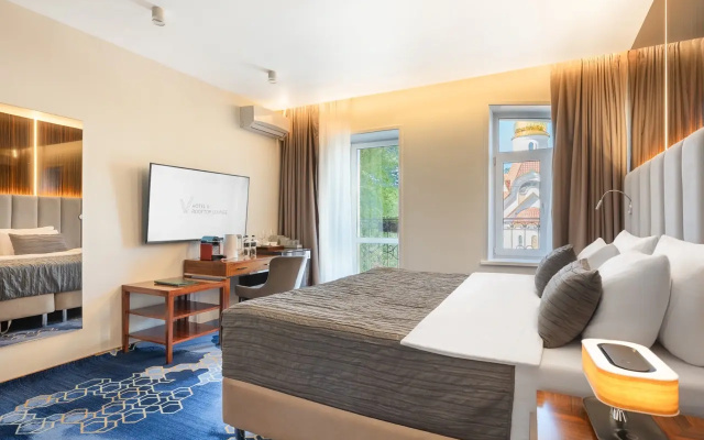 Отель V Hotel&Rooftop Lounge