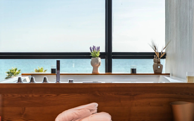 Marina Luxury Suites 101 Jacuzzi Apartments