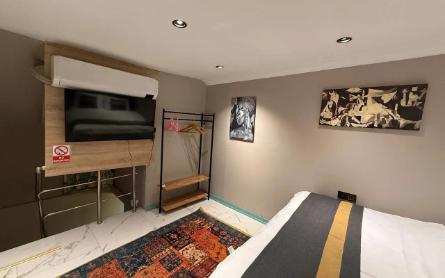 Апартаменты Cozy duplex with a private terrace near the metro