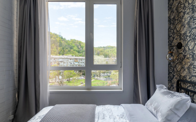 Uyutnaya vozle gornoj reki. Kvatro 28 Flat