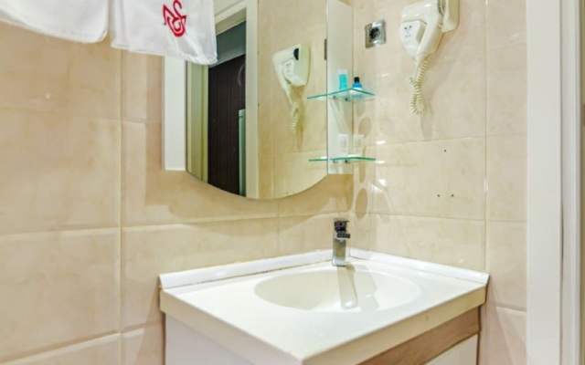 Maris Baku Hotel
