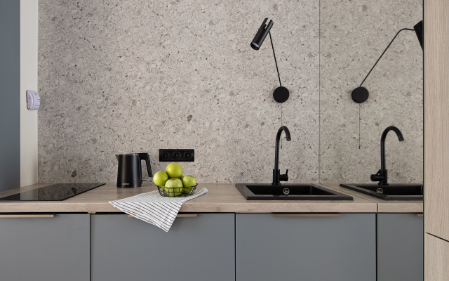 Апартаменты улучшенные в новом доме с качелей