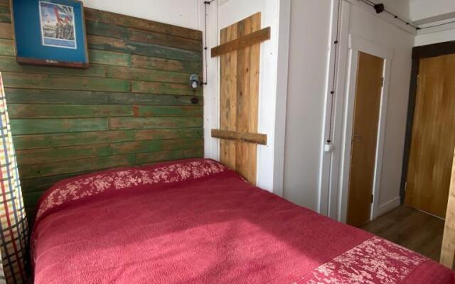 Kamorka S Lezhankoj U Okna Hotel