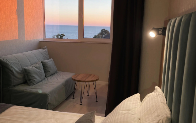 S Vidom Na More I Goryi Apartment