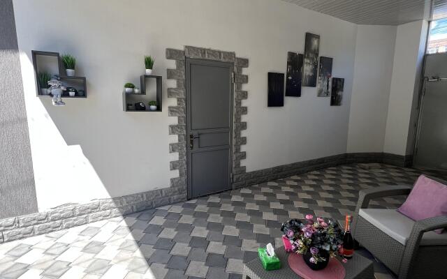 Comfort With Green Refreshing Interior Apartments