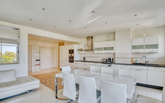 Luxurious 2BD W/seaview In Cap D'antibes Apartments