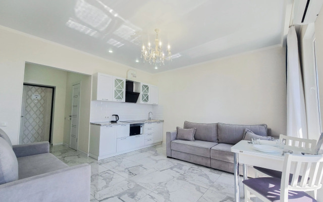 Квартира светлая студия с видом на море и балконом с бассейном на территории