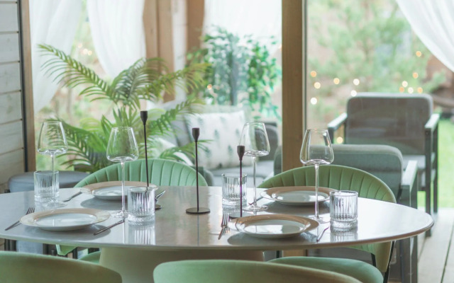 Частный дом с баней бочкой у воды и леса