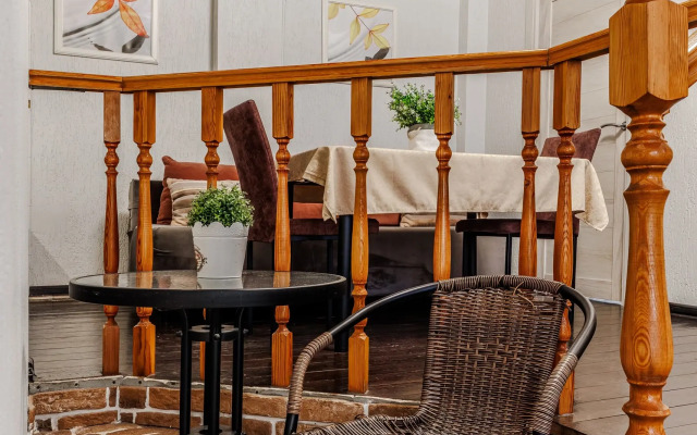 Частный Дом Коттедж Белый Домик у Пруда