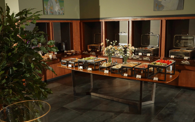 Отель FarFour Inn & Suite