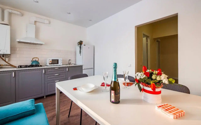 Prostornaya S Dizaynerskim Remontom Flat