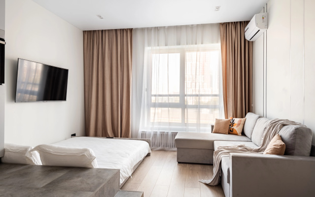S Podiumom i vydvizhnoj krovat'yu dizajnerskaya Flat