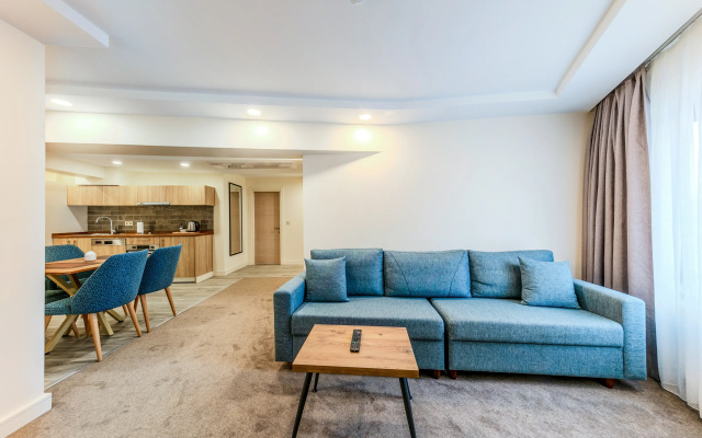 Отель Roys Hotel & Suites