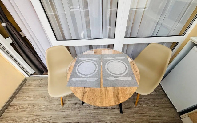 S Uyutnoy Lodzhiey Flat