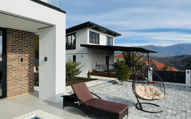 S Basseynom I Baney Villa