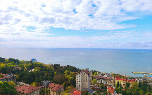 Stilnaya dvukhkomnatnaya kvartira s bolshoy terrasoy i vidom na more Flat