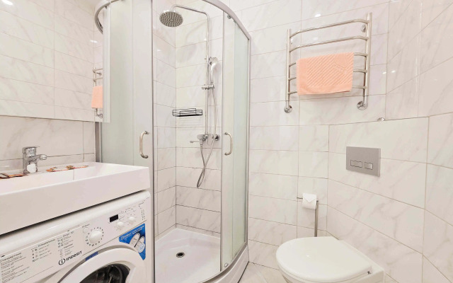 Svetlaya studiya svoy s balkonom i potryasayushchim vidom na more Flat