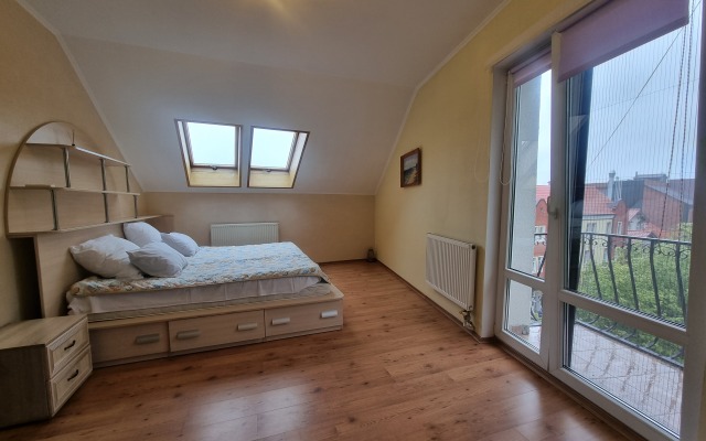 Dvukhurovnevaya Kvartira S Vidom Na More Apartments