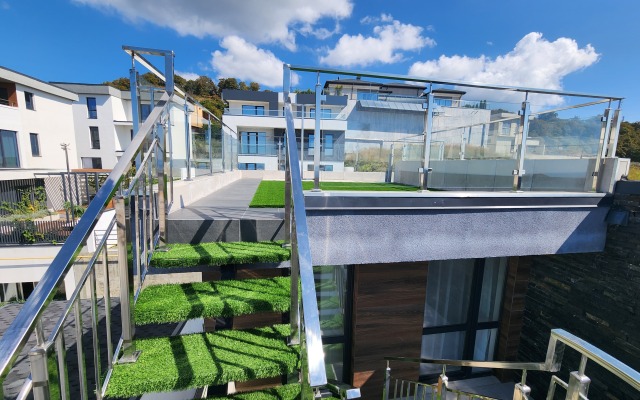 S Dizaynerskim Remontom Villa