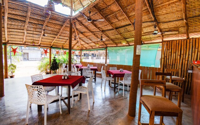 Hotel YogiTree beach Resort & Cafe