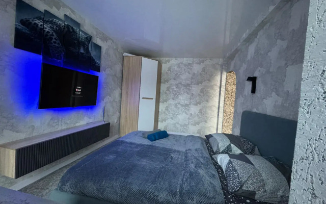 Tryokhkomnatnaya Flat