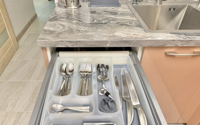 Жилое помещение 2-к квартира у метро Молодежная с яркими закатами