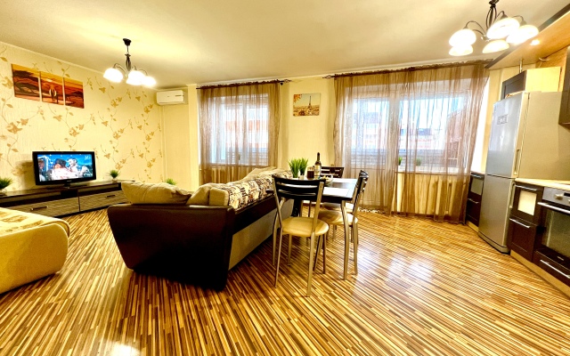 Апартаменты двухкомнатные на Карбышева 61Б (рядом с ТЦ Космопорт)