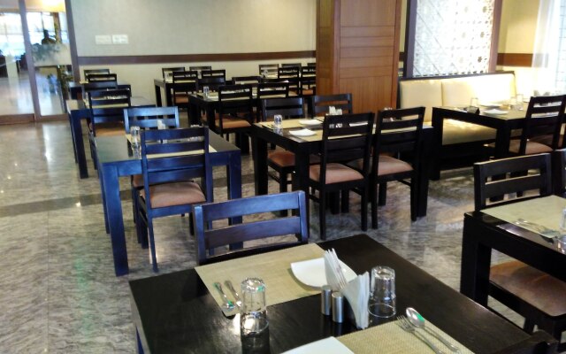 Hotel Raj Vista Suites & Convention