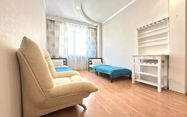 Chetyrekhkomnatnaya v Centre na Ostrovskogo Flat