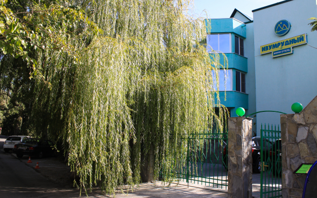 Izumrudnyij Guest House