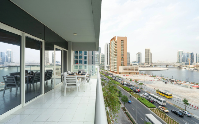 Keyrock Chic 2BR Escape Pool & Lake View Apartments
