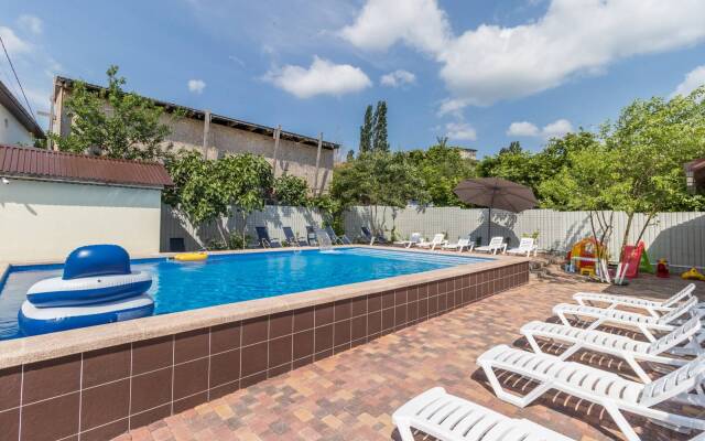 Takmak Guest House