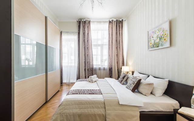 Gm Trekhkomnatnaya U Krasnoy Ploschadi  Apartments